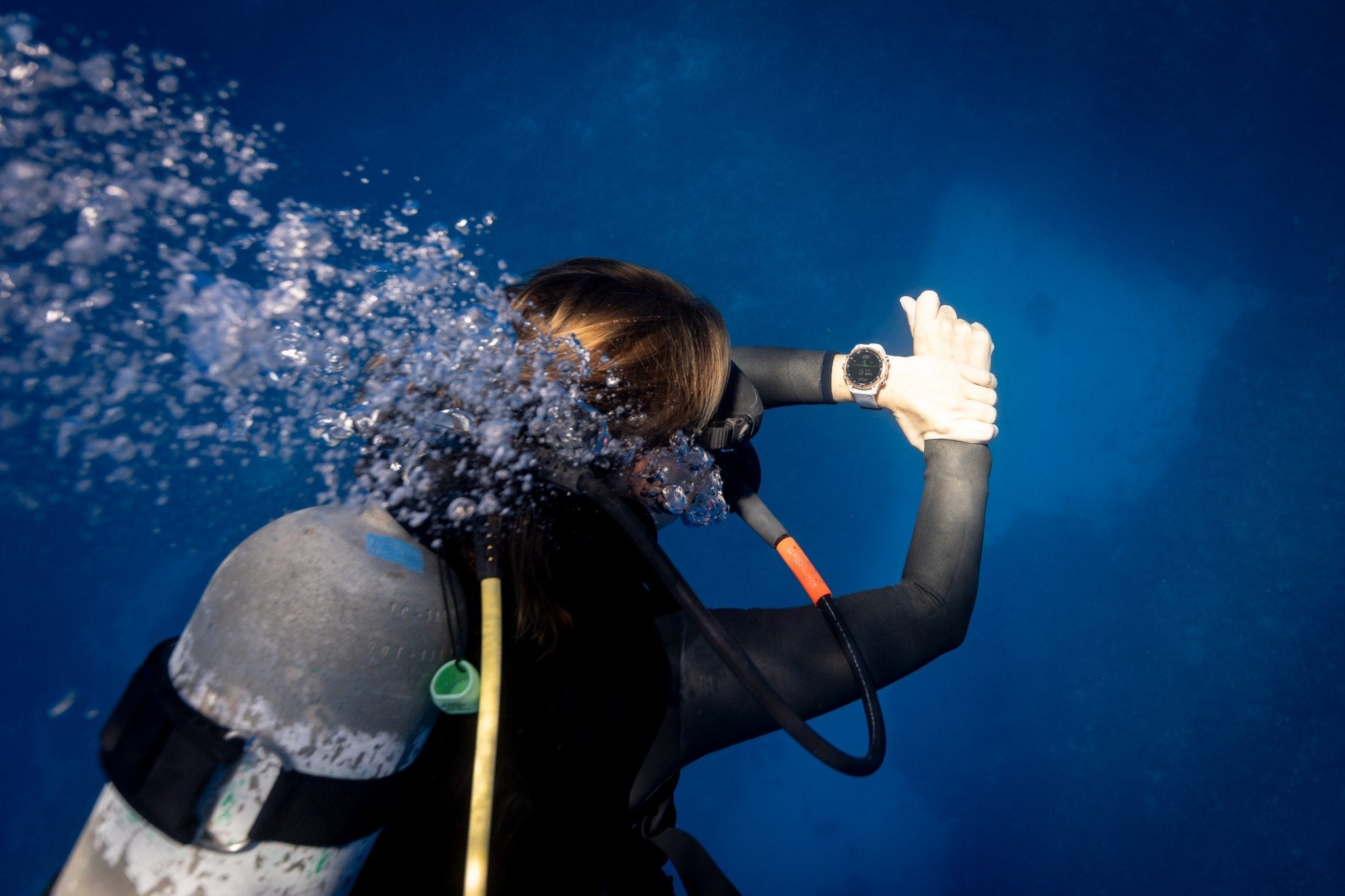 Descent™ Mk3i – 43 mm Carbon Gray DLC Titanium with Black Silicone Band