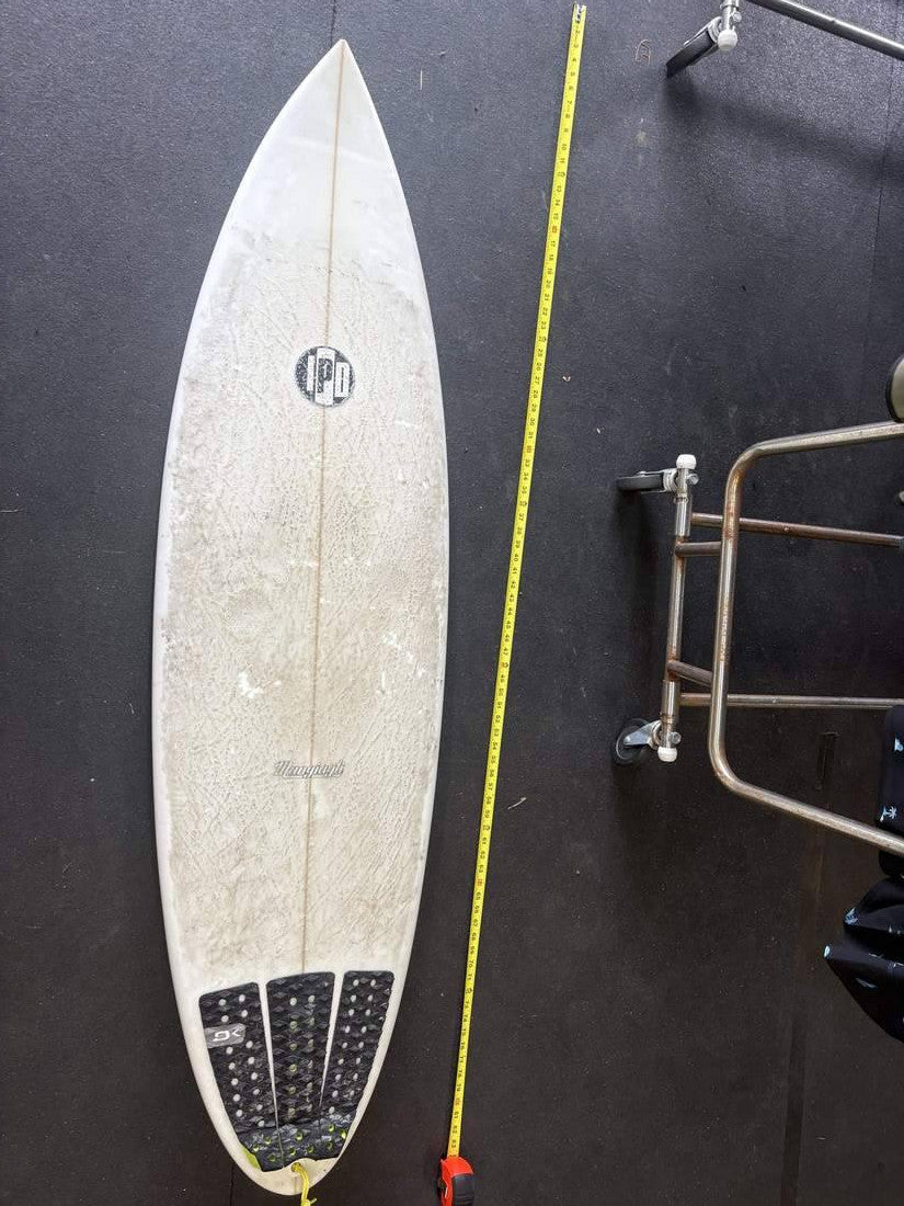 Mangiagli · 6'0" — Deck nose up, tape right