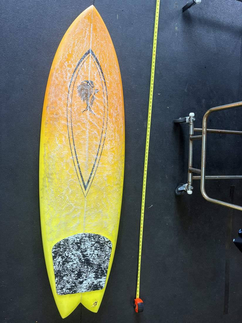 Zippi · 6'2" — Deck nose up, tape right