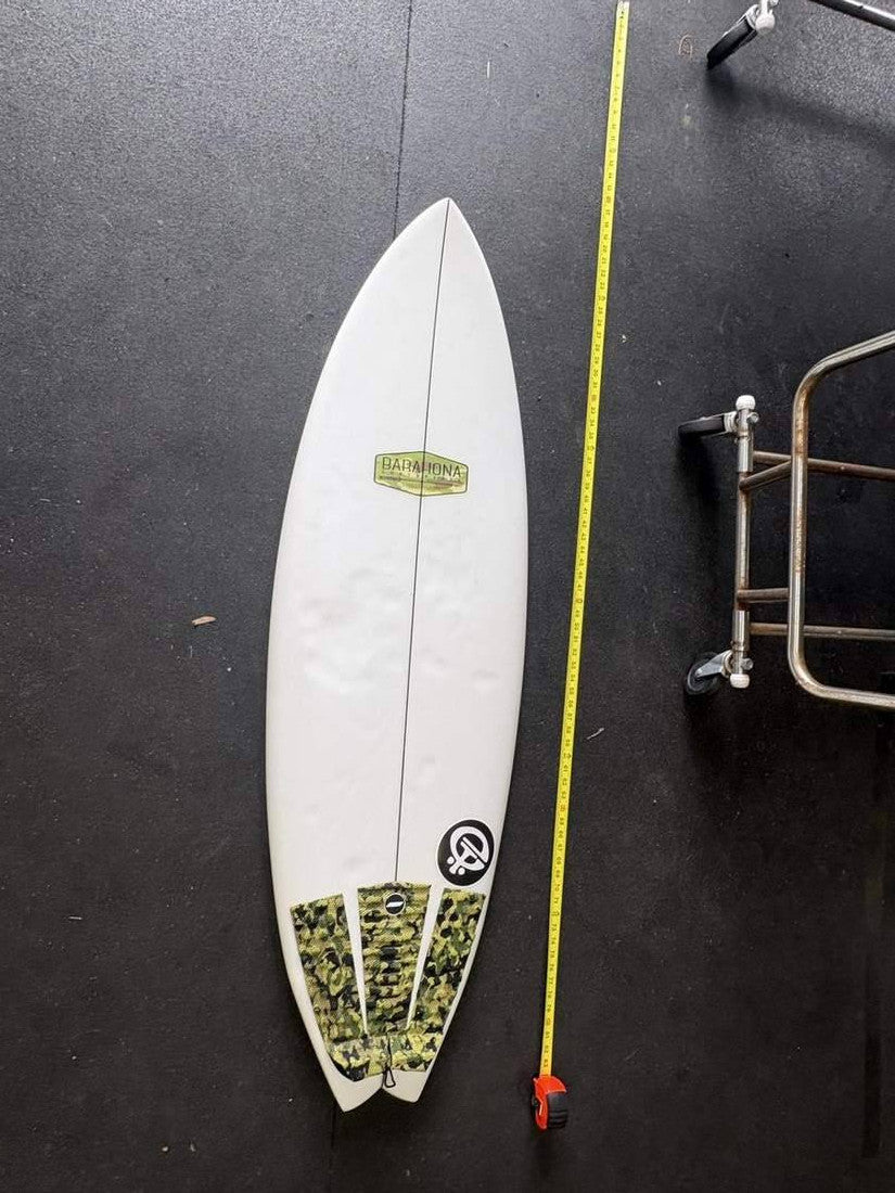 Barahona · 5' 2" — Deck, nose up and measuring tape on right
