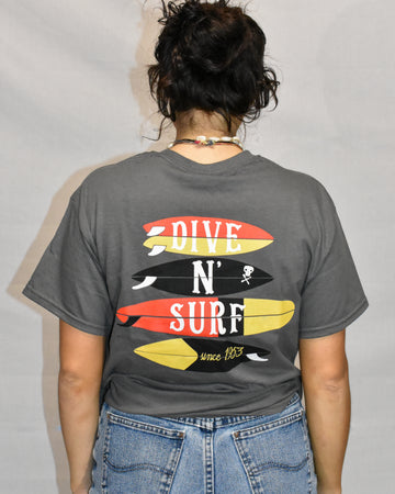 DNS QUIVER LOGO SS TEE